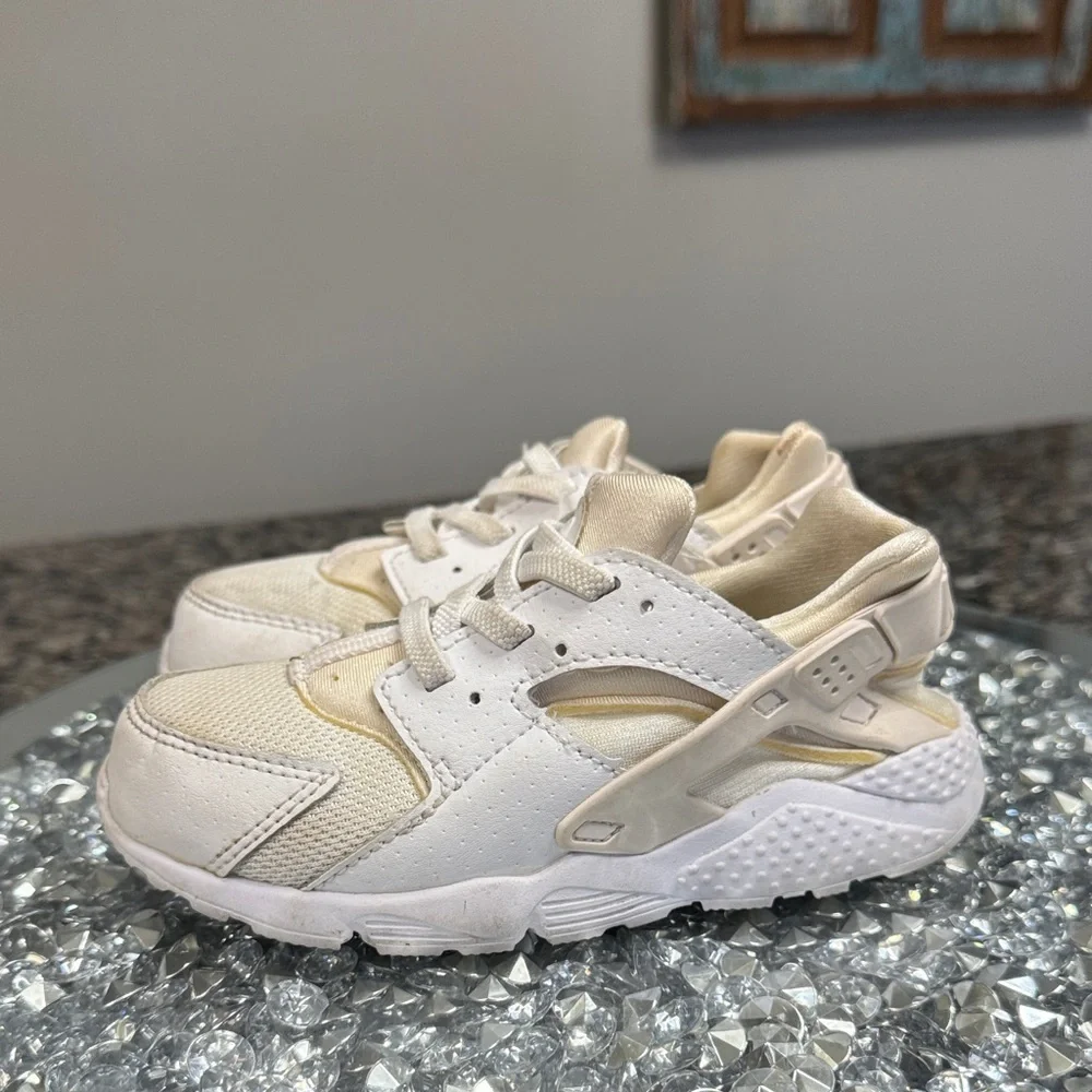 Nike huaraches Kids White and Tan Sneakers 10C